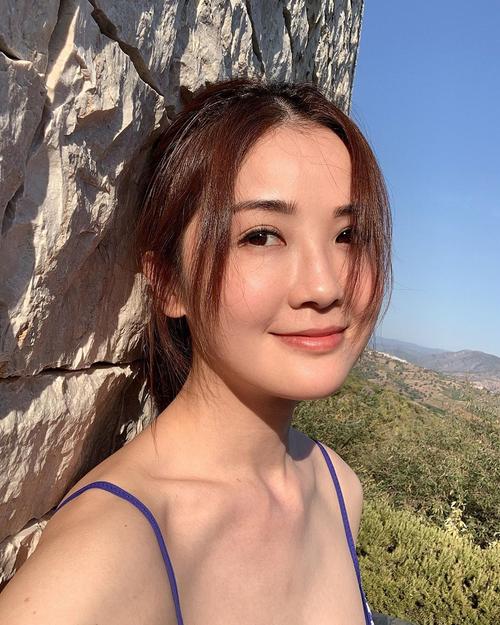 阿sa蔡卓妍晒希腊度假美图 穿吊带晒自拍秀锁骨美肩