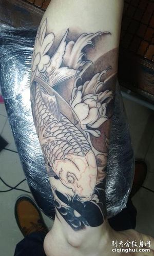 小腿鲫鱼莲花纹身图案