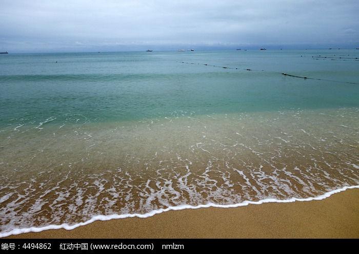 涨潮的海水浪花