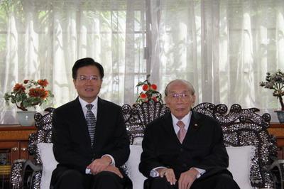 驻泰国大使宁赋魁看望泰华著名侨领郑明如博士