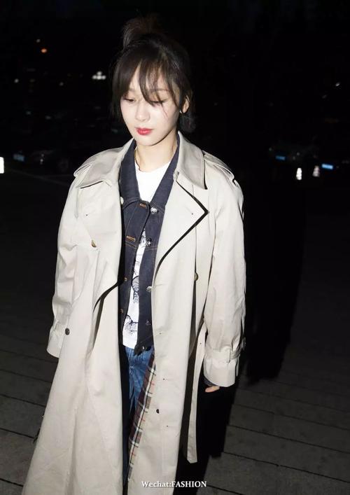 杨紫身着balenciaga驼色风衣内搭fendi牛仔外套及stuart weitzman白色