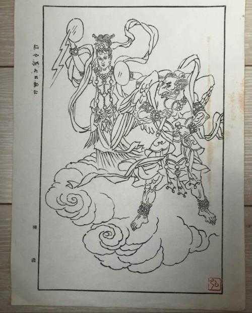 让人奇怪的是,那雷公电母皆都围着伍成三口人的房间转,一直都雷声不绝