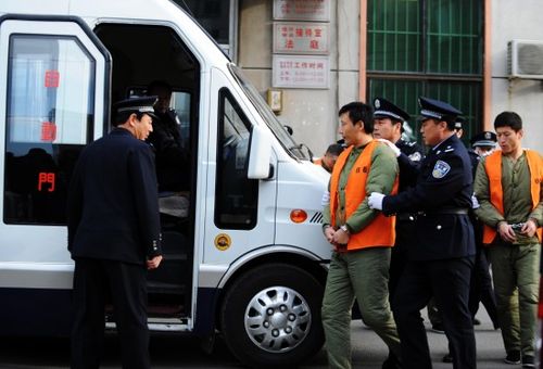 图文-足球假赌黑案第3审判日 犯罪嫌疑人被押上囚车