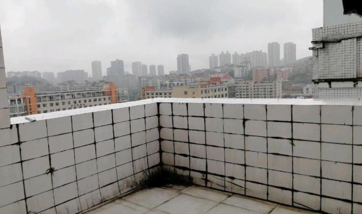 自流井区城中 紫藤佳苑 8室2厅4卫 107平米