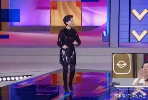 七十亿富婆杨澜秀美腿!超短裙满身闪光,尴尬动作引得