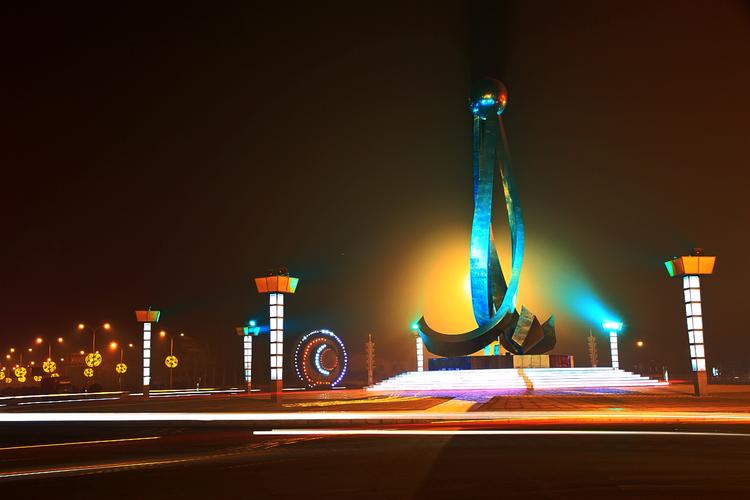 鲅鱼圈城市夜景(三)---五彩斑斓的明珠广场和流光溢彩的车迹