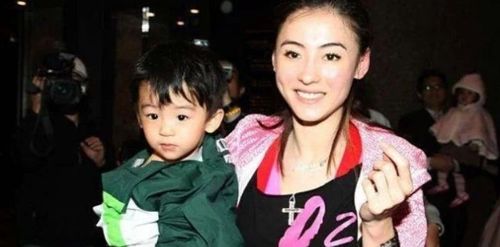 张柏芝三胎儿子正面照曝光终于知道谁是爸爸了与他太像