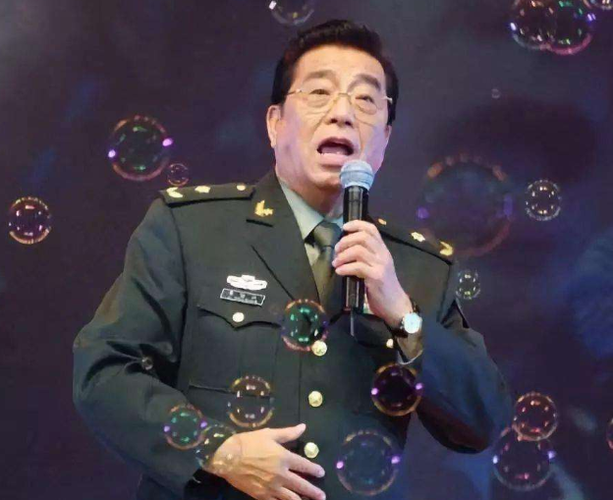 82岁李双江现身礼堂获追捧打扮朴素面色红润开嗓教学场面热烈