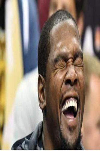 杜兰特最想删除的5张照片,雷霆球迷烧他35号球衣,对球迷竖中指