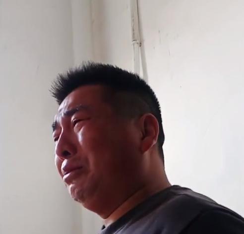 河南爸爸得知家中小棉袄生病急得眼泪直流随后一句话让人破防