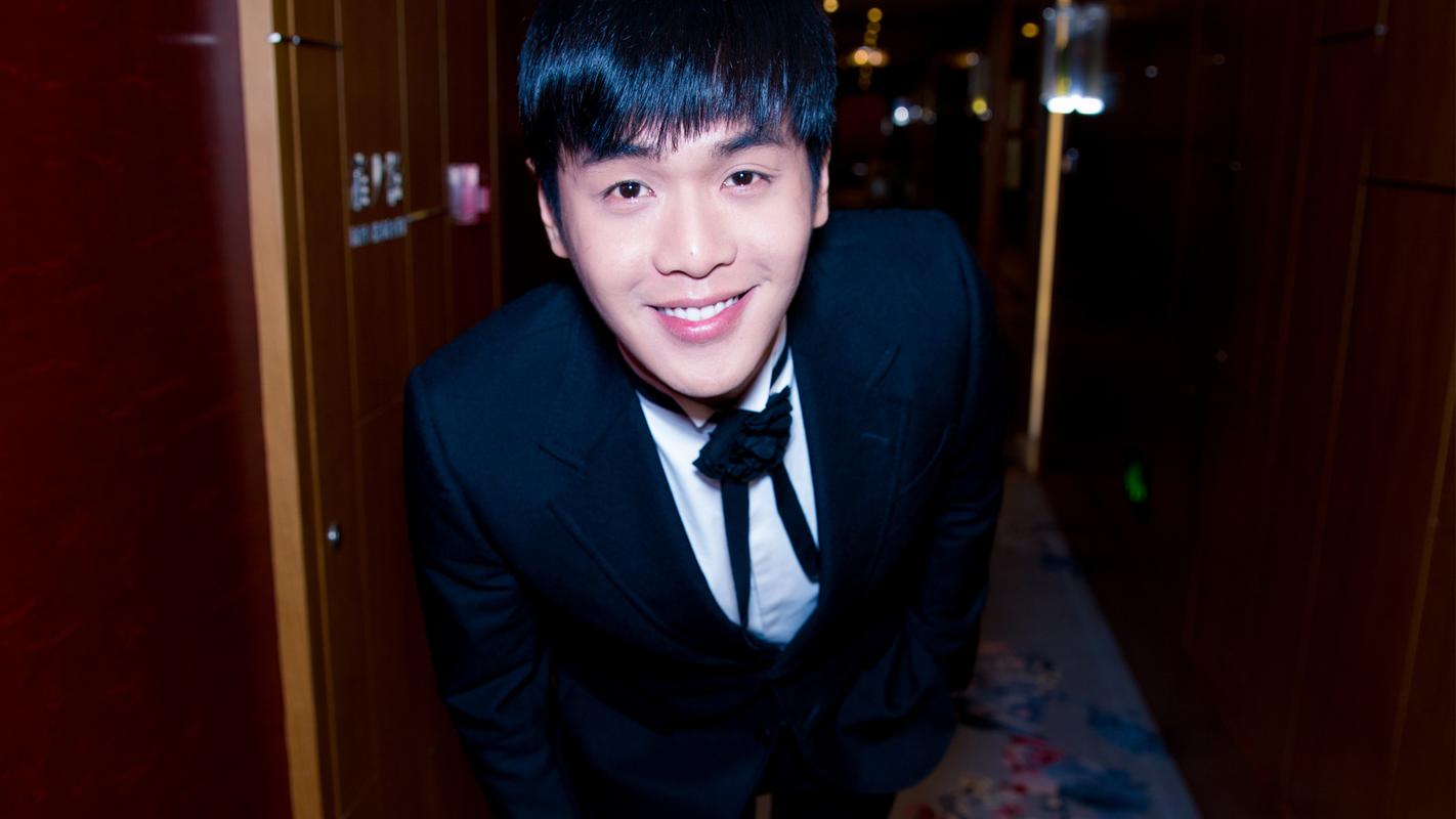 人气演员张若昀帅气写真桌面壁纸下载