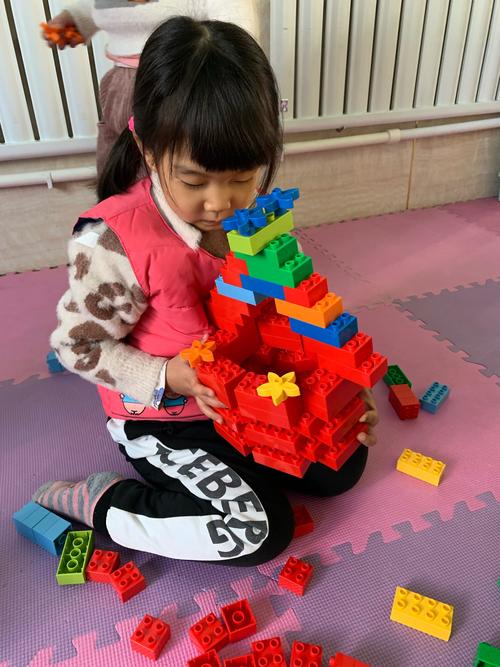 文化大院幼儿园中二班的乐高课《小红帽》