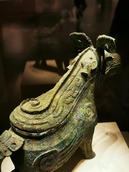 出如此精美造型的青铜器,感叹于古代工匠们高超的青铜铸造工艺与智慧