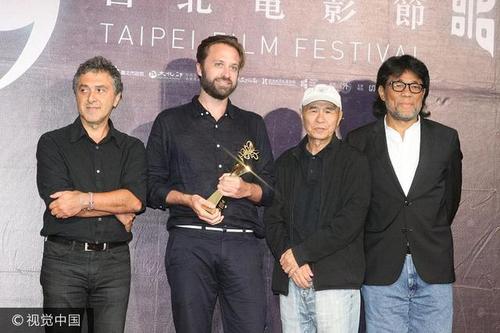 70岁侯孝贤休闲装扮显年轻