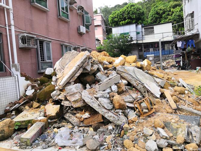 建筑垃圾未清理,存在安全隐患