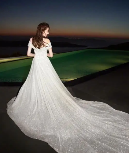 真爱粉"眼力"大考验!4张背影只有1张是关晓彤,鹿晗看了都会懵