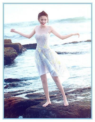 唐艺昕短裤现身,身材大变,网友:腿上膏药是用来瘦腿的