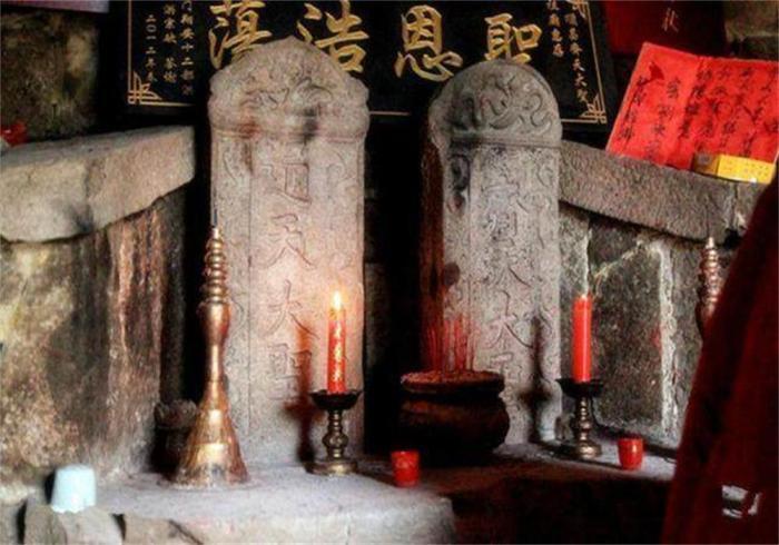 这个庙叫"双圣庙",双圣庙内的两块墓碑表明这是孙悟空兄弟的合葬墓.