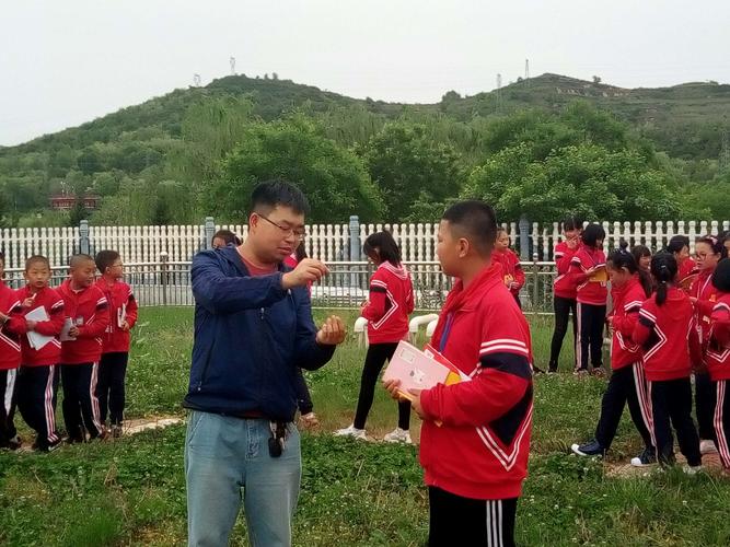 华亭市皇甫学校四年级1,2,3班参观华亭市气象局社会实践活动