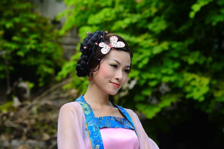 手如柔荑,肤如凝脂,领如蝤蛴,齿如瓠犀,螓首蛾眉,巧笑倩兮,美目盼兮