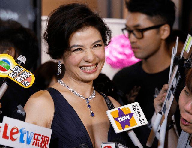 钟楚红的身材还真是诱惑人穿深v露背长裙气质妖娆美艳