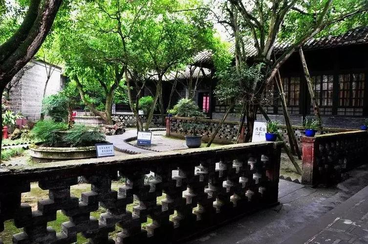 街道古色古香,两岸街房青砖青瓦,砖木结构,木板铺面,呈现了昔日庄园