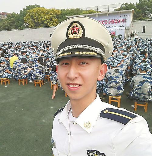 追忆海空卫士王伟 妻子17年来仍等待他回家 如今儿子已是海军军官