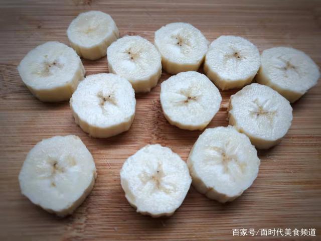 3,香蕉去皮,切成1-2厘米厚的段.