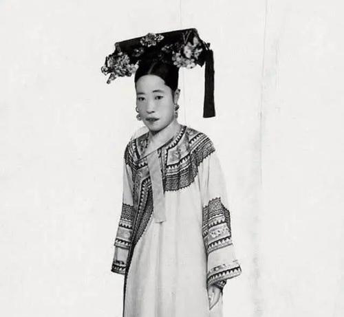 晚清皇帝后宫嫔妃老照片:珠圆玉润的珍妃,驼背腰弯的皇后
