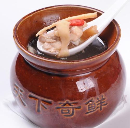 南昌瓦罐煨汤简介:       "瓦缸煨汤"是流行于南方民间的一种风味菜肴