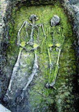 该墓穴中的男女手臂相交,骨骼整齐,初步考察为前石器时代,距今约有