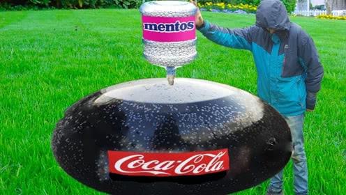 将灌满可乐的气球,倒扣在一桶曼妥思上会发生什么?画面太酷炫!