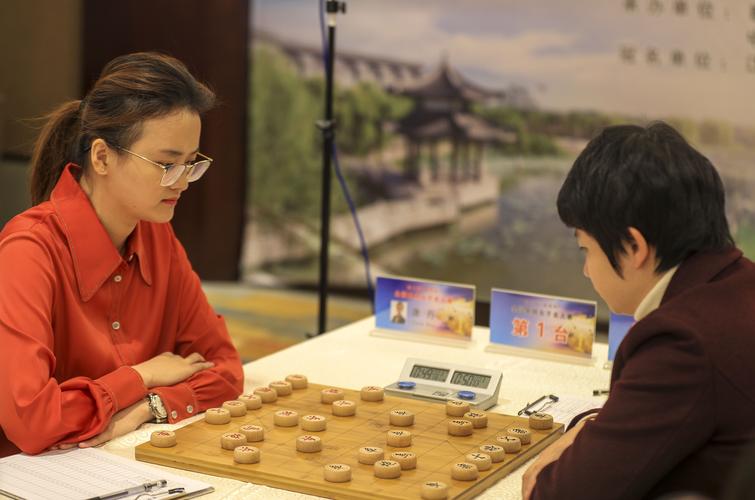 1/ 12 2020年12月20日,象棋特级大师唐丹(右)与象棋特级大师陈幸琳