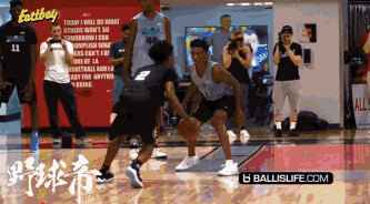 大幅体前双变向,这一招可谓是德隆威廉姆斯的招牌绝技,当年