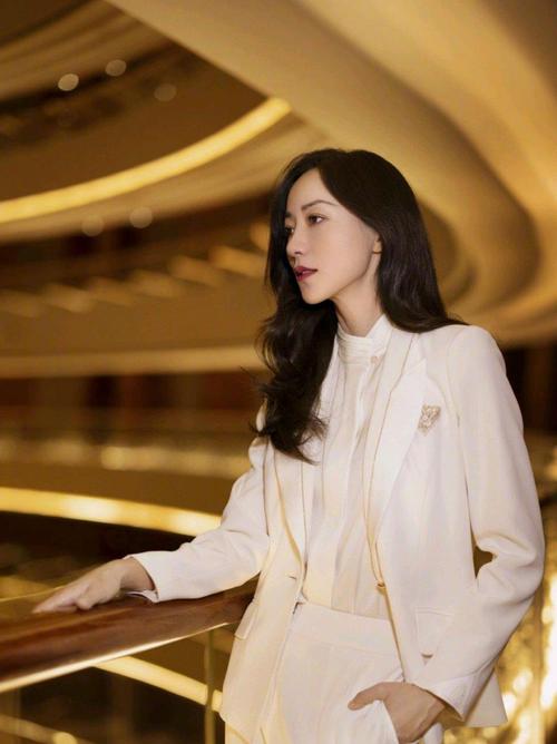 高贵精致的,虽然不够惊艳,但是让人感觉非常的舒服,而且韩雪的穿搭一