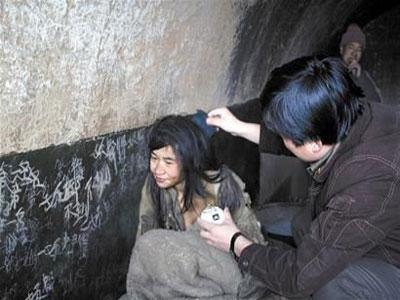 曹小青在窑洞中生活15年成痴呆