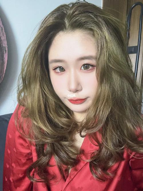 黄绿色也太显白了_显白_头发_时尚_发型