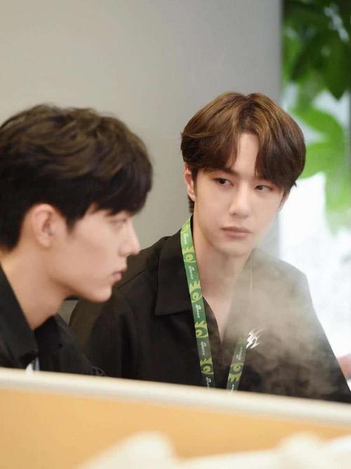 照片里肖战低头吃东西的时候,王一博正看着他,眼神里满是柔情!