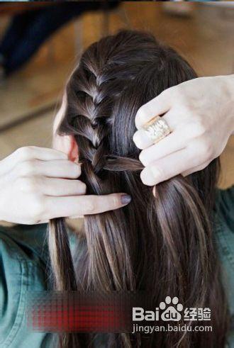 3 三股编发简单,为了让麻花辫更有特点,在继续编发扎法上,从两边