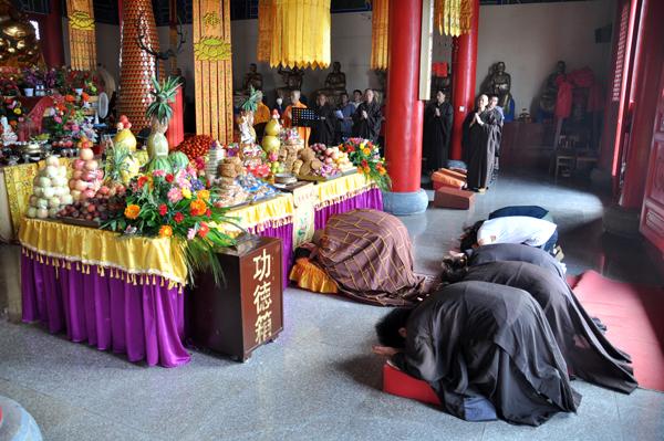 盂兰法会现场大众齐声诵经法会现场念文书法会圆满结束,发供品写牌位