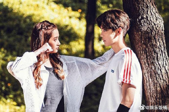 鹿晗关晓彤深夜与好友酒吧聚会