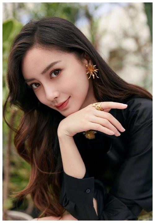 杨颖新造型美出新天际,扎染百褶裙温柔甜美,千鸟格裙装优雅摩登