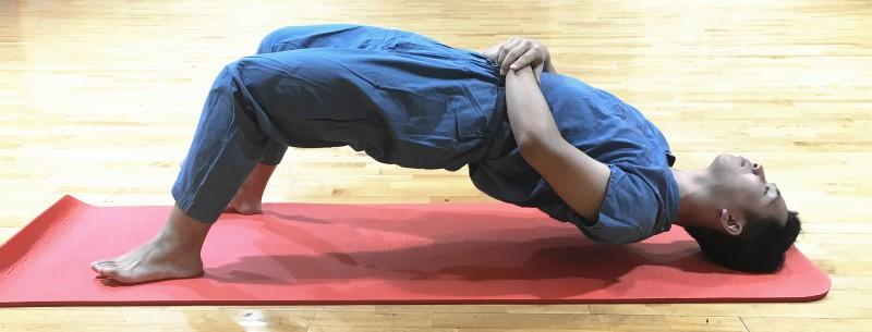 也可撤去双肘进行三点支撑