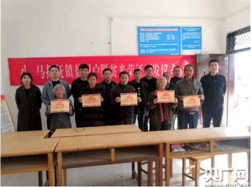 唐河县马振抚镇:小王庄村最后五户贫困户喜领脱贫光荣证