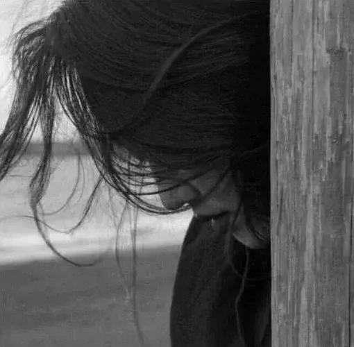 圈伤感图一个人&朋友圈伤感戳心的句子:"一个人很酷 可是还是很想哭"