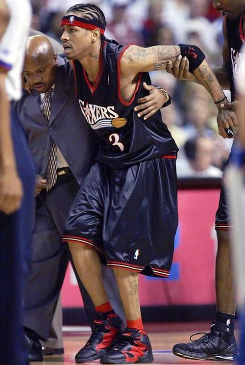 2001年,艾弗森率领76人打进了总决赛,本来已经满身是伤的他,在队友盖