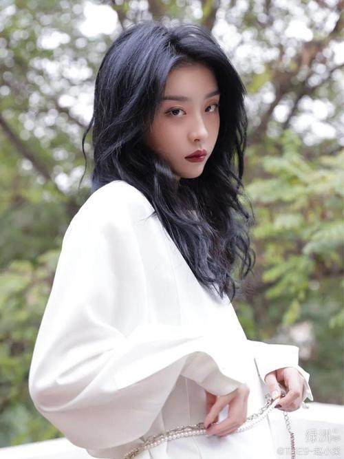 赵小棠剪去长发后整个人立刻大变样,之前蓬松的长发造型对于她来说