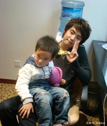 贺峻霖妈妈接机马天宇,明星家人追星也疯狂