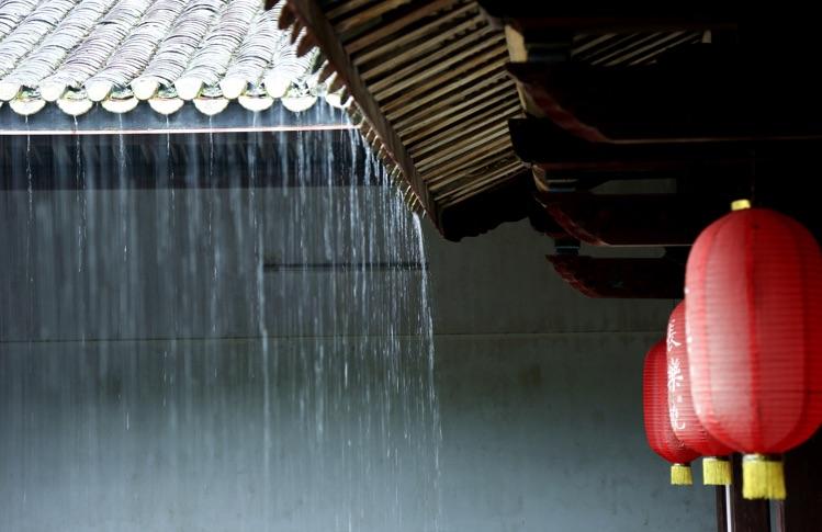 下雨了,雨水顺着屋檐条条坠下,似一片水帘,也是一道景呢.