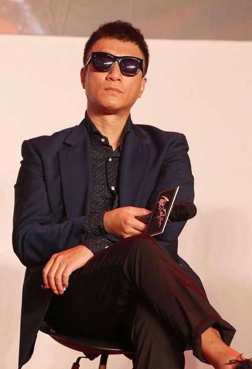 孙红雷戴上墨镜太有"大哥范儿",随便坐着都很霸气,太有型了